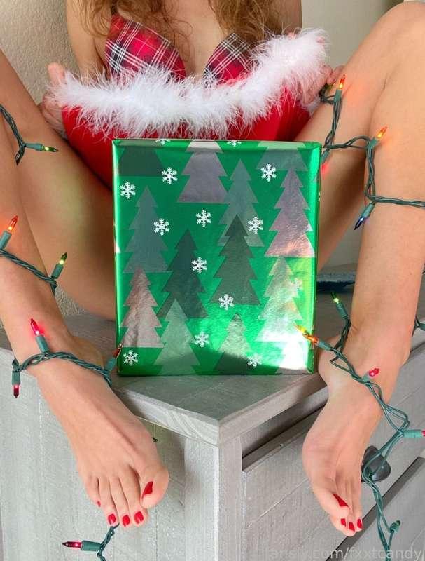 It’s Holiday time ! What do you want for the Holidays ? I wanna hear 😜

#feet #footfetish #legs #redtoes #sexyfeet