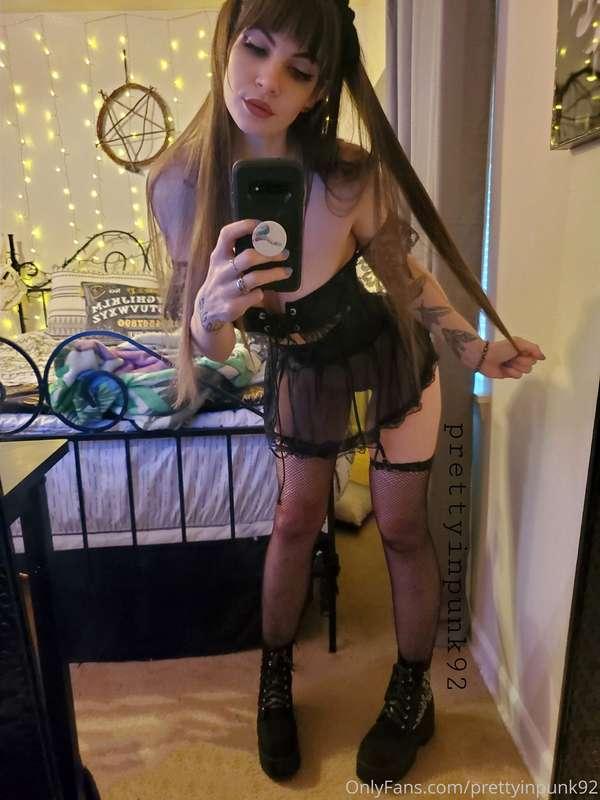 FUN OUTFIT FACT: my butt is too big for the skirt to fit ove..