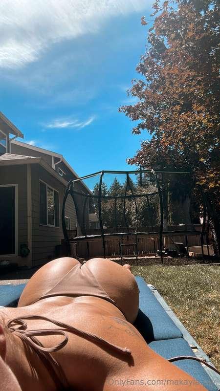 gettin' this suuunnn tan, and now that you here, hit me up o..