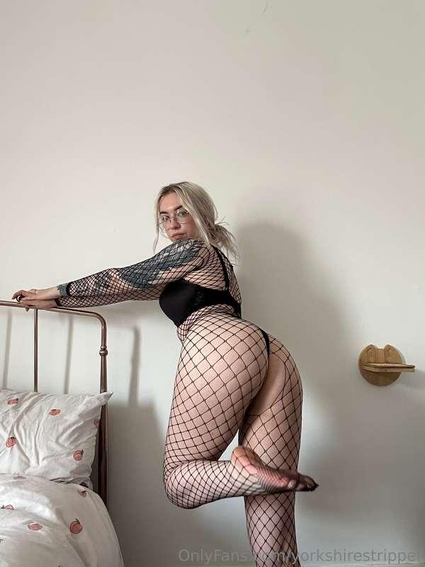 How fucking hot is this bodystocking! Idk if it’s the little..