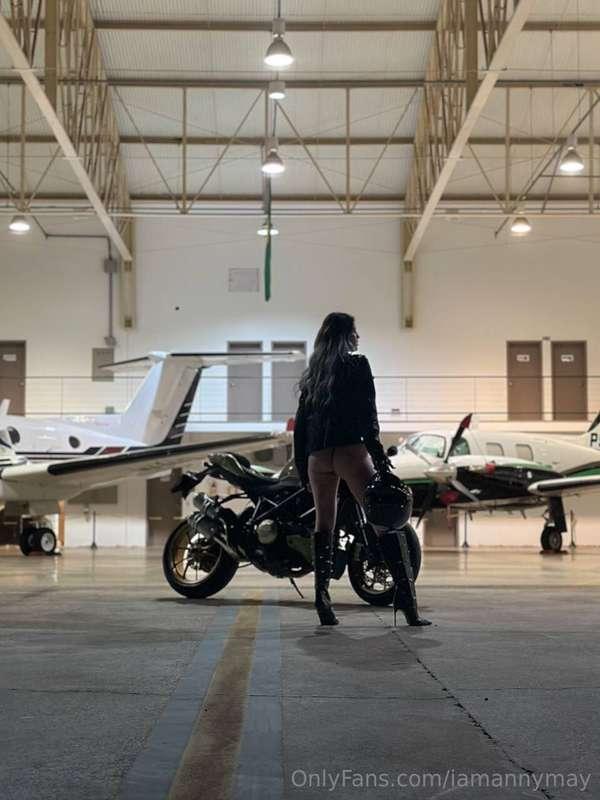 ** ✈️ This hot pilot👩🏼‍✈️is ready to taken off! Jump on boar..