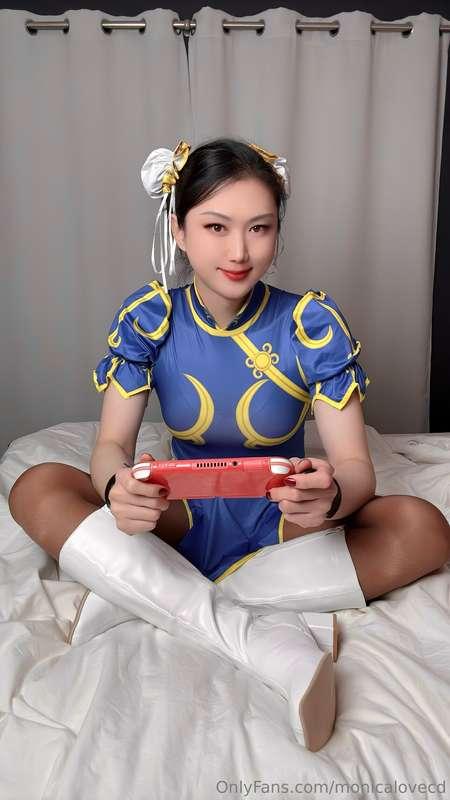 Chun Li Enjoys Her TimeChun Li does play Street Fighter game..