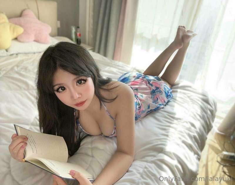 reading alone is boringgggg...together its more fun 😋🙈