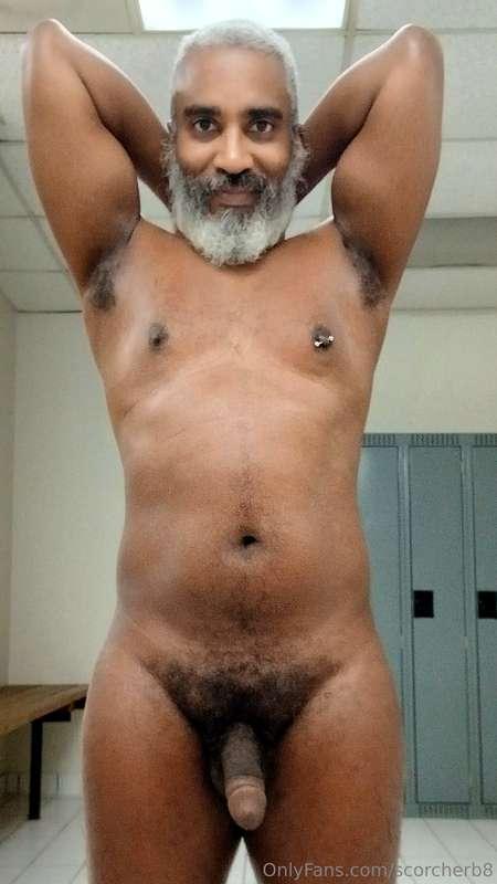 Sniff-It Saturday!#beard #musculardaddy #gay #feet #gaycruis..