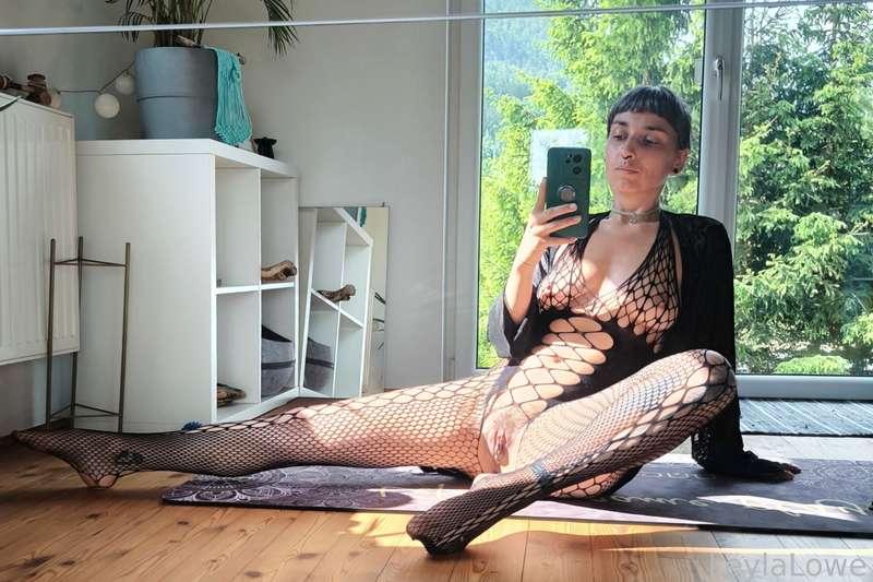 Do you like fishnets?
I love it how they have a hole for my big pussy, so I don't need to undress them when I sit on your face...

#fishnets #fishnet #selfie #labia #bigpussylips #hogepussy #largelabia #pussy #fyp