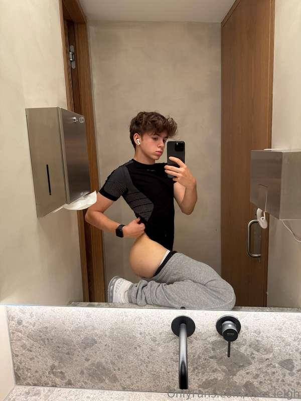 In the Gym bathroom🤭