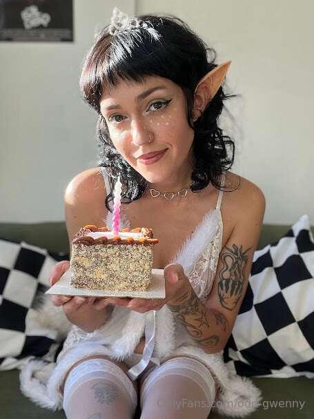 another year, same lil tease 😏🎂 B-DAY MONTH! 🎂 come celebrat..