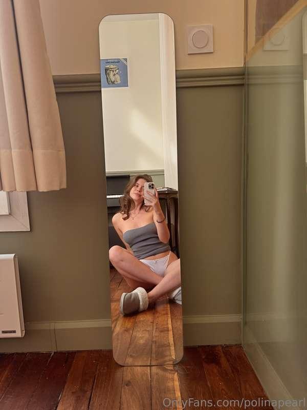 this mirror’s seen too much 💅