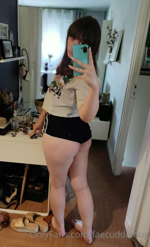 reposting the twitter pic without censoring the feet 🤭