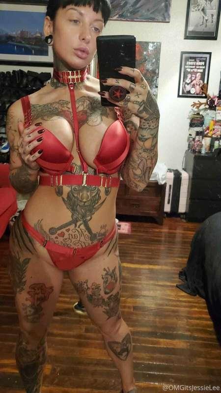 What do you think of my choker? 😏