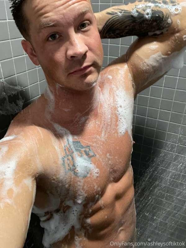 Shower time 🚿 can someone help me wash my back? 😋
