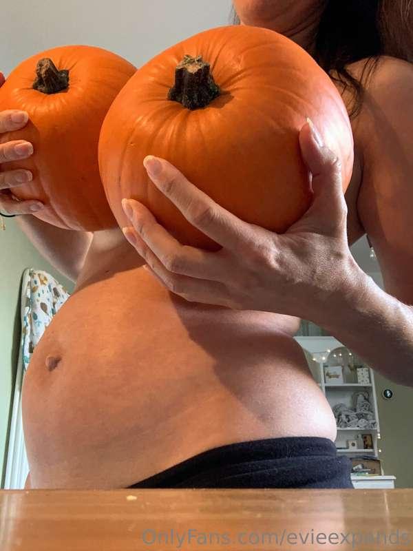 Having too much fun with preparing for Halloween 🖤🎃🖤 samplin..