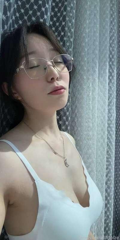 I woke up in a great mood, with rays of sunshine falling on me. There was a scent of freshness in the air, and a light breeze touched my face affectionately. With a smile on my face, I started my day



#life #lifestyle #sun #sunbathing #asian #glasses #summer #closedeyes #home #fyp