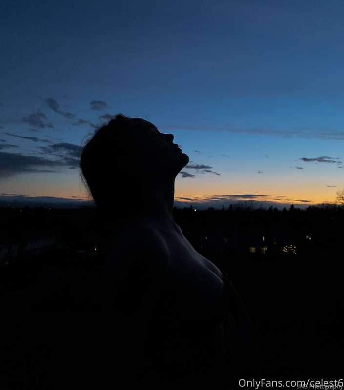 I love the feeling being naked outside brings. It’s so freei..