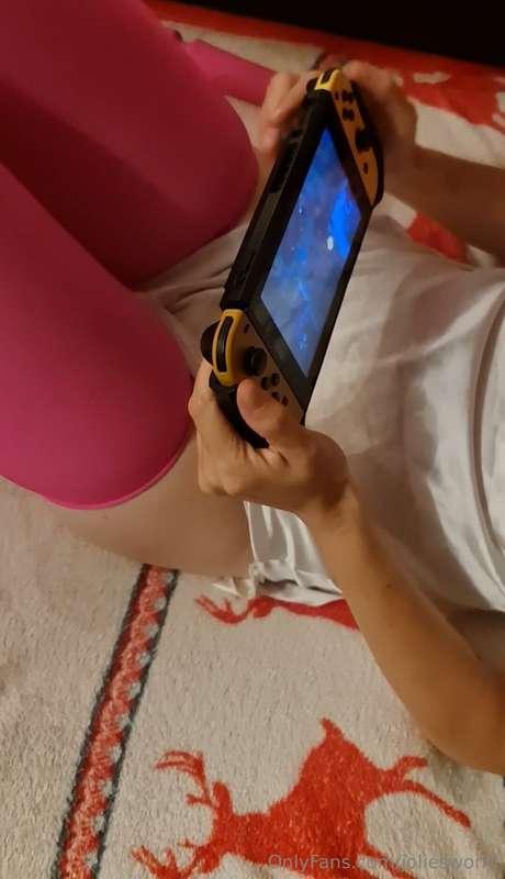 I play Nintendo Switch in bed 😍❤️ Every now and then I allow..
