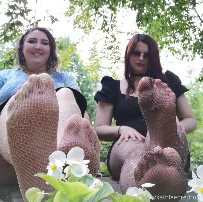 Friendship appreciation post 🥰 this girl loves taking feet p..