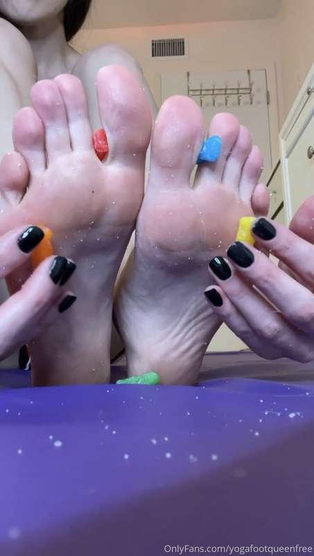 5 min giantess video 🦶I come across a group of sour patch ti..