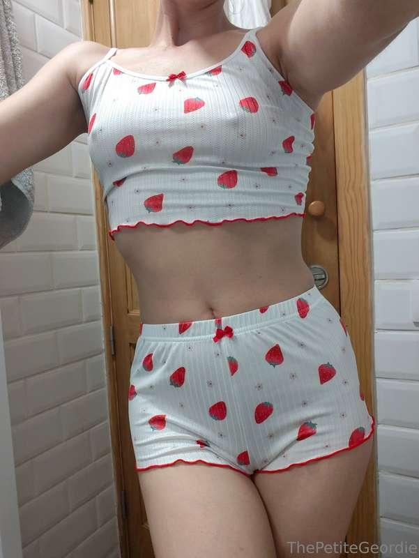 Swipe to strip me off! 💦💋💋