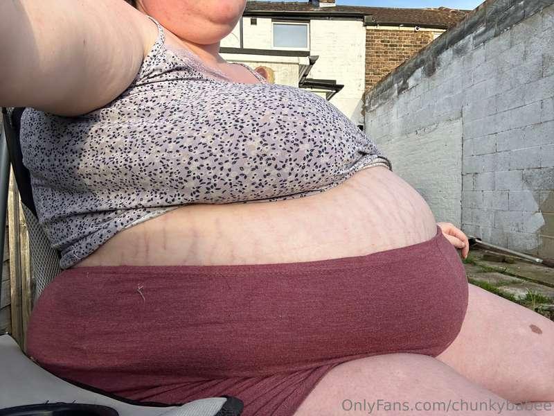 Soaking up the sun while it’s here ☀️ stretch marks are so d..