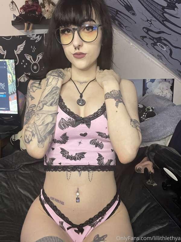 ✨🖤 Your very own spooky slut 🖤✨