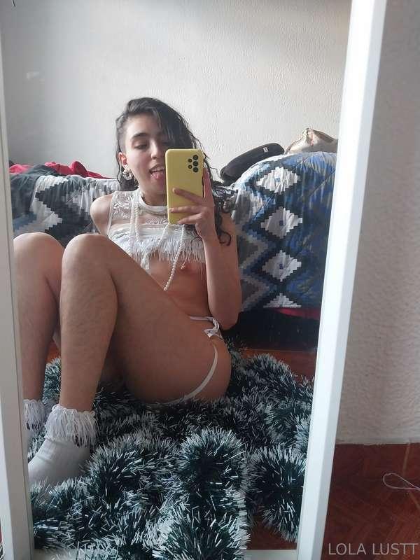 hairy legs and small tits 🍒Am I not the best Christmas gift?..