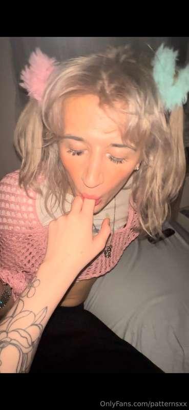 smoking weed and listening to witch house
2 sexxxy vids