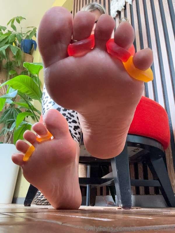 queenfeetred image #2