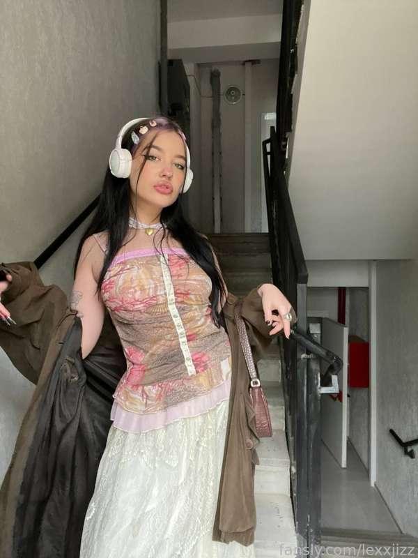 it’s getting so warm and i love spring vibes so much😭🪷

#outfit #lifestyle #gfe #cute #lifepic #young #model 