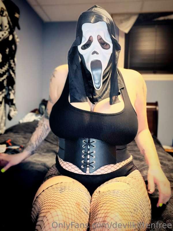 what’s your favourite scary movie? 

see this and all other ..