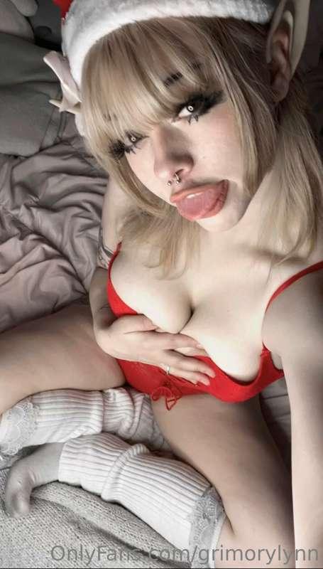 merry christmas!!!! i wish i was under your tree this year >..