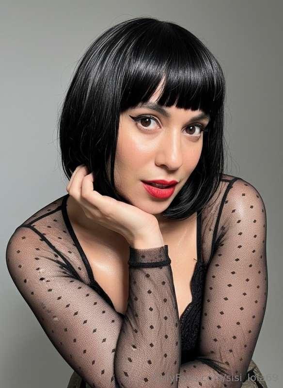 A passionate brunette is waiting for you)