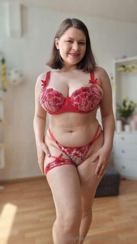 my figure looks so juicy in these lingerie and garter, want ..