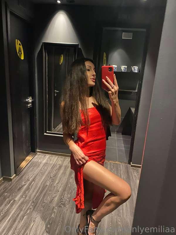 I found a photo in a red dress..❤️ I think it fits well on m..