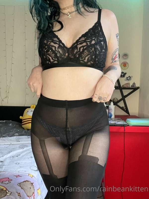 love these suspender tights 🌚