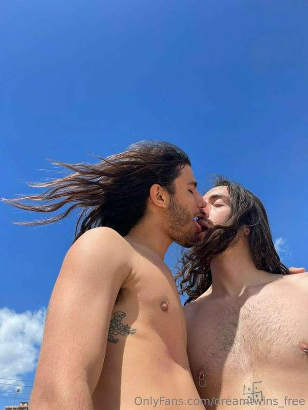 A kiss under the sun ☀️