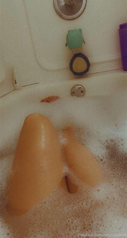 Bath time 😏 
Message me 🛁 to see some pics 😘