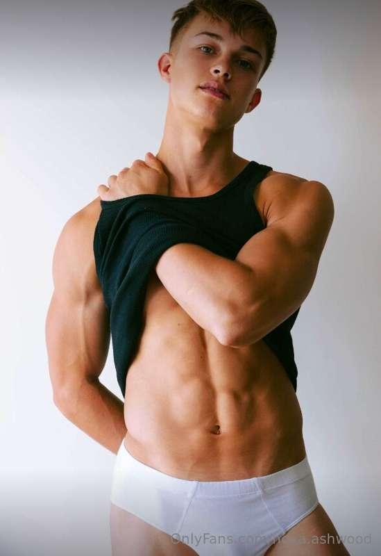I know you can’t stop staring… and I’m not complaining. 😉