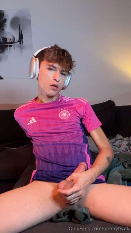 feeling so fckiing horny now 