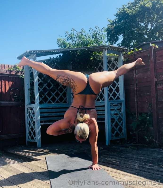 Who wants to see my bedroom gymnastics? 😈