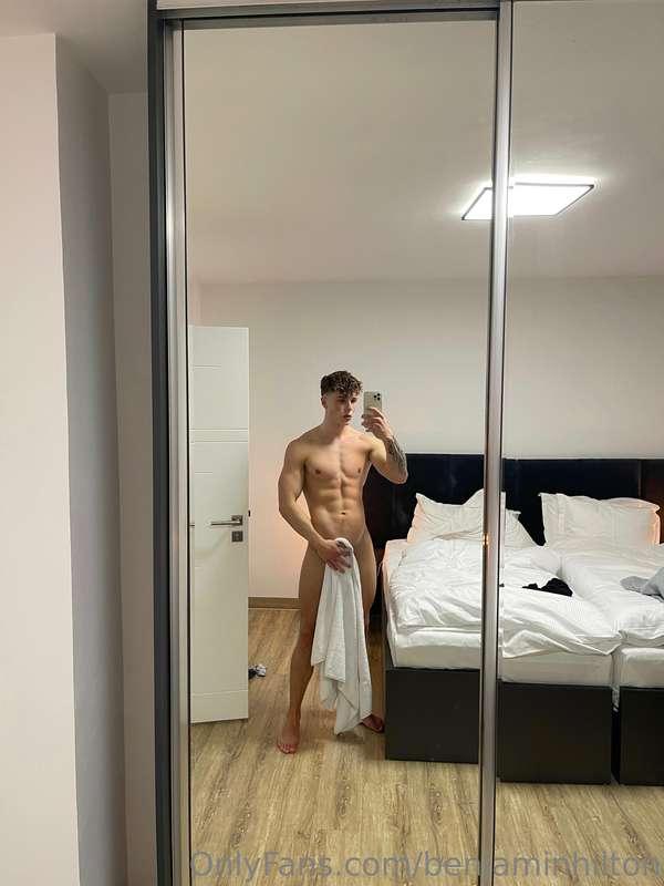 Take that towel away from me and lets have some fun 😌💦