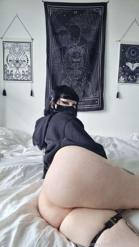That booty tho 👀

☣︎ #fyp #goth #emo #alt #egirl #booty #ass #asshole #hairy #hairpussy ☣︎
