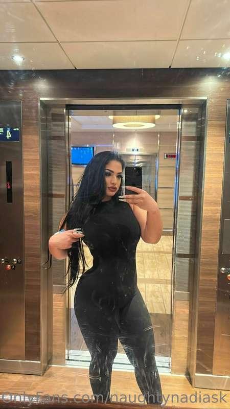 Mirror may be dirty but this pussy cleeeeeean