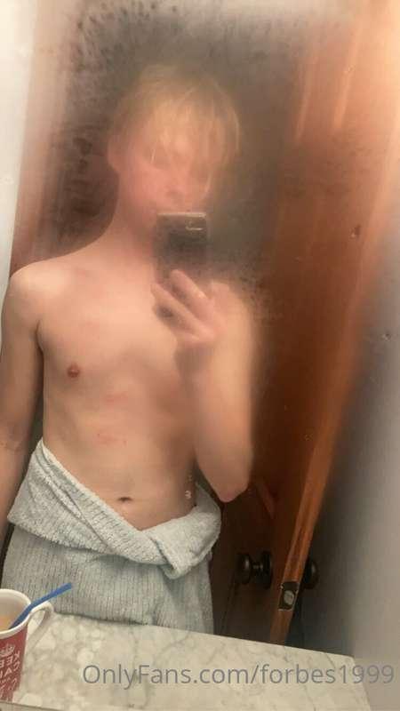 Shower steam moment.
Feeling some kind of way. 😈

Have a goo..