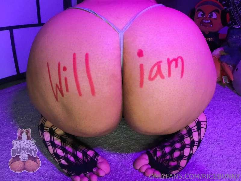 I’m doing signs! If you want your name on my big booty, DM m..