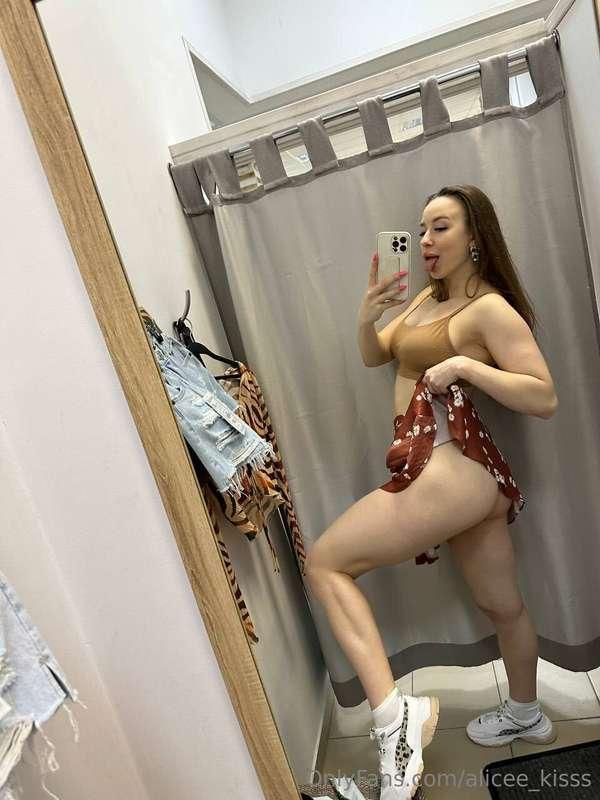 You like the fitting room pictures ?👅