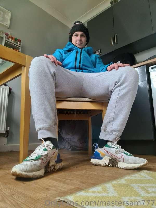 Come suck the mud and sweat off these feet 🦶👅
