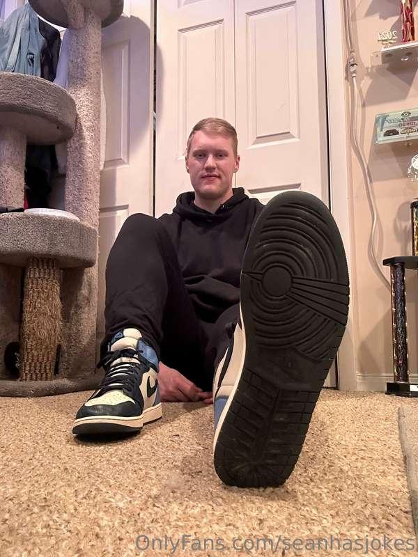 Who’s taking these hot stinky shoes off for me? 😩😌