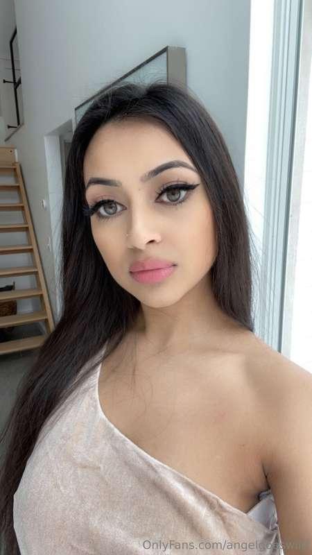 What’s the first thing you notice about a woman? 😘