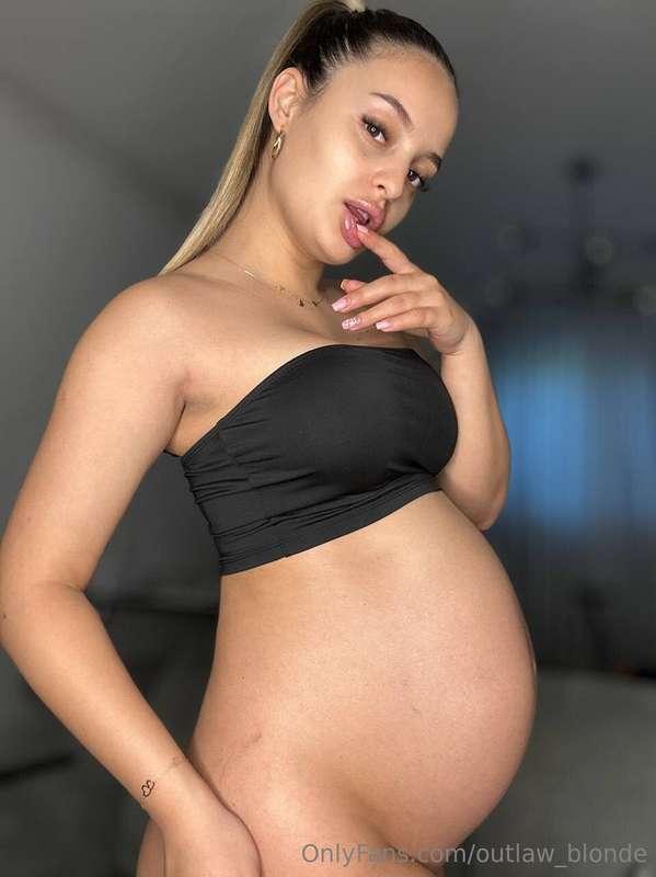 This PREGNANT Is So HORNY 🥵 @amyfoxxxx Made Her Account 😱 FR..
