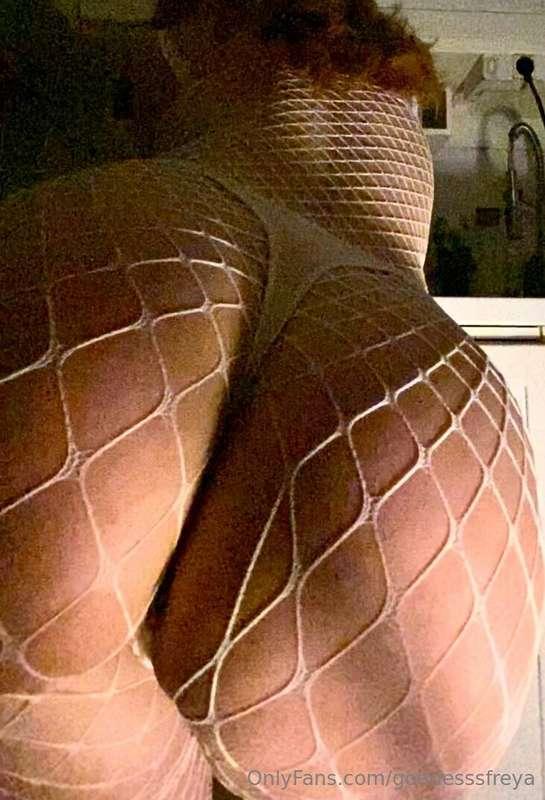 You can hold onto the fishnet from behind🤭